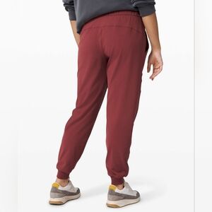 Lululemon On the Fly Jogger 28" *Luxtreme Savannah